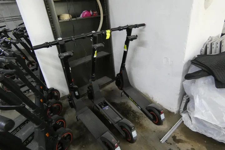 3x OKAI ES400A Profi E-Scooter